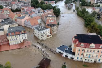 Một cây cầu bị nhấn chìm trong nước lũ ở Klodzko, tỉnh Hạ Silesia, Ba Lan, ngày 15/9/2024.