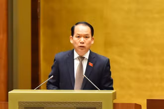 Chủ nhiệm Ủy ban Pháp luật của Quốc hội Hoàng Thanh Tùng trình bày Báo cáo giải trình, tiếp thu, chỉnh lý dự thảo Luật Thủ đô (sửa đổi) tại phiên họp chiều 28/5. (Ảnh: THỦY NGUYÊN)