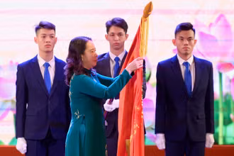 Phó Chủ tịch nước Võ Thị Ánh Xuân gắn Huân chương Lao động hạng Ba trao tặng tập thể Công ty TNHH một thành viên In Báo Nhân Dân Hà Nội. 