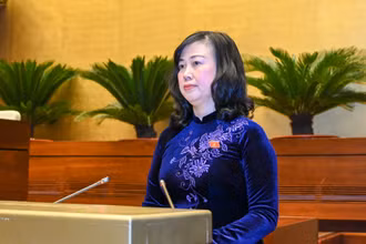 Bộ trưởng Y tế Đào Hồng Lan trình bày Báo cáo đánh giá việc thực hiện quy định tại Nghị quyết số 30/2021/QH15 của Quốc hội về các chính sách phòng, chống dịch bệnh Covid-19. (Ảnh: DUY LINH)