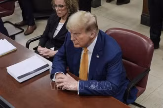 Cựu Tổng thống Mỹ Donald Trump tại phiên xét xử vụ "chi tiền" để đổi lấy sự im lặng của diễn viên Stormy Daniels ở New York, ngày 7/5/2024. (Ảnh minh họa: AP/TTXVN)