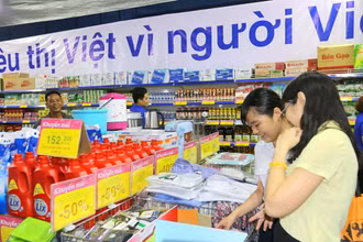 Hàng Việt đang ngày càng chứng minh khả năng cạnh tranh trên thị trường và thu hút sự quan tâm của người tiêu dùng Việt. (Ảnh minh họa: TTXVN) 