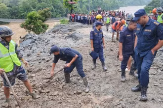 Cảnh sát tiến hành hoạt động cứu hộ tại hiện trường vụ lở đất ở Chitwan, Nepal, ngày 12/7/2024. (Ảnh: Cảnh sát Nepal/Xinhua) 
