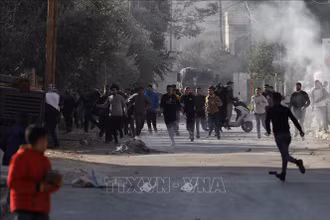 Người Palestine trong cuộc đụng độ với các lực lượng Israel tại Jenin, Bờ Tây ngày 26/1/2023. (Ảnh: THX/TTXVN)