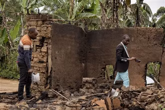 Một ngôi nhà bị phá hủy sau một vụ tấn công tại Cộng hòa Dân chủ Congo. (Ảnh: AFP/TTXVN)