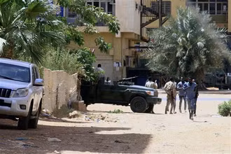 Xe quân sự trên một đường phố ở Khartoum (Sudan), ngày 15/4/2023. (Ảnh: AFP/TTXVN)