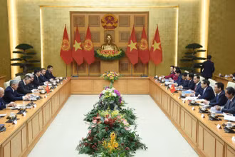 Thủ tướng Phạm Minh Chính hội đàm với Thủ tướng Kyrgyzstan Adylbek Kasimalyev. (Ảnh: TRẦN HẢI)