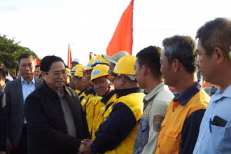Thủ tướng Chính phủ Phạm Minh Chính cùng Đoàn công tác và lãnh đạo các Bộ, ngành Trung ương và tỉnh Ninh Thuận thăm hỏi đội ngũ kỹ sư, cán bộ, nhân viên thi công dự án.