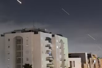 Hệ thống phòng không Iron Dome (Vòm sắt) của Israel đánh chặn tên lửa bắn từ Iran, miền trung Israel, ngày 14/4/2024. (Ảnh: AP)