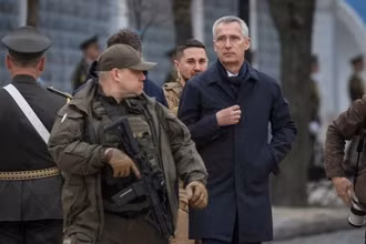 Tổng thư ký NATO tại quảng trường St. Michael ở trung tâm thành phố Kiev ngày 20/4/2023. (Ảnh: Reuters).