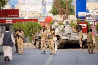 Các binh sĩ trung thành với Tư lệnh quân đội Sudan Abdel Fattah al-Burhan gác tại thành phố Port Sudan ngày 20/4/2023. (Ảnh: AFP/TTXVN)