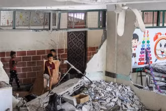 Một trường học bị phá hủy sau các cuộc không kích của Israel tại Dải Gaza. (Ảnh: THX/TTXVN)