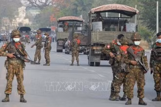Binh sĩ Myanmar gác trên đường phố tại Naypyidaw. (Ảnh tư liệu: AFP/TTXVN)