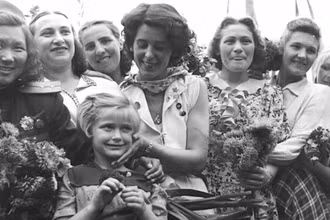 Bà Raymonde Dien (giữa) tại Berlin, Cộng hòa dân chủ Đức, tháng 8/1951.