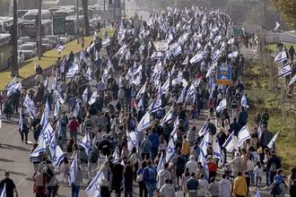 Người dân tham gia biểu tình phản đối kế hoạch cải cách tư pháp, tại Tel Aviv, Israel. (Nguồn: AFP/TTXVN)