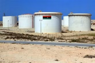 Bể chứa tại cơ sở khai thác dầu Brega, cách thành phố Benghazi của Libya 270km về phía Tây. (Ảnh: AFP/TTXVN) 