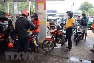 Người dân xếp hàng tại trạm xăng ở Colombo, Sri Lanka, ngày 5/5/2022. (Ảnh: THX/ TTXVN)