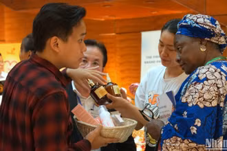 Đại diện doanh nghiệp giới thiệu các mặt hàng Việt Nam cho các đối tác thị trường Halal. (Ảnh minh họa: TRUNG HƯNG) 