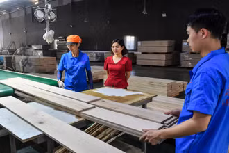 Trong bối cảnh kinh tế còn nhiều khó khăn, rất cần các biện pháp quyết liệt, hiệu quả hơn nhằm hỗ trợ người dân, doanh nghiệp. (Ảnh minh họa: THÀNH ĐẠT)