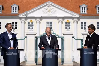 Thủ tướng Đức Olaf Scholz (giữa), Phó Thủ tướng kiêm Bộ trưởng Kinh tế Robert Habeck (phải) và Bộ trưởng Tài chính Christian Lindner tại cuộc họp báo ở Meseberg, ngày 31/8/2022. (Ảnh: AFP/ TTXVN) 