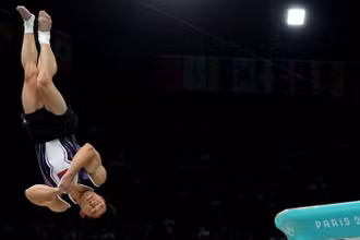 Carlos Edriel Yulo của Philippines trong phần thi chung kết nhảy chống nam, Bercy Arena, Paris, Pháp, ngày 4/8/2024. (Ảnh: Reuters)