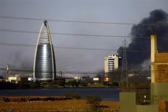 Khói bốc lên sau giao tranh tại Khartoum, Sudan, ngày 19/4/2023. (Ảnh: THX/TTXVN)