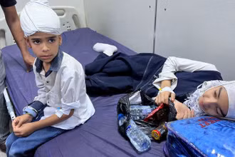 Trẻ em bị thương được chăm sóc y tế tại bệnh viện sau vụ tai nạn ở Basra, Iraq, ngày 2/4/2024. (Ảnh: Reuters) 