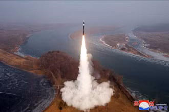 Vụ phóng thử tên lửa tầm trung siêu thanh mới của Triều Tiên ngày 6/1/2025. (Ảnh: KCNA/TTXVN)
