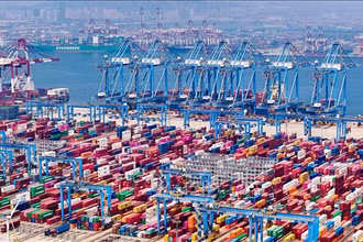 Quang cảnh cảng hàng hóa ở Thanh Đảo, tỉnh Sơn Đông, Trung Quốc ngày 3/7/2024. (Ảnh: THX/TTXVN)