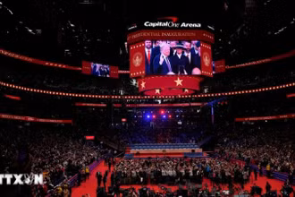 Ông Donald Trump tuyên thệ nhậm chức tại Tòa nhà Quốc hội ở Washington DC., chính thức trở thành Tổng thống thứ 47 của Mỹ. (Ảnh: THX/TTXVN)