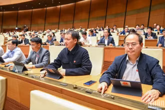 Các đại biểu bấm nút thông qua Nghị quyết về thí điểm xử lý vật chứng, tài sản trong quá trình điều tra, truy tố, xét xử một số vụ việc, vụ án hình sự. (Ảnh: DUY LINH) 