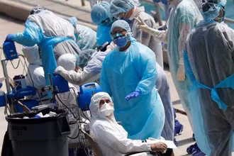 Thế giới vẫn chịu nhiều ảnh hưởng bởi đại dịch Covid-19. (Ảnh: Reuters)