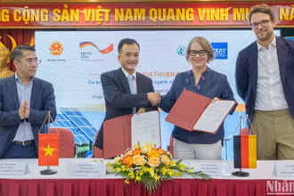 Lễ ký kết thỏa thuận thực hiện dự án TEV. 