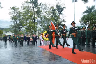 Nguyên Chủ tịch nước Trương Tấn Sang và các đại biểu thực hiện nghi thức truy điệu hài cốt liệt sĩ tại Nghĩa trang Liệt sĩ quốc gia Vị Xuyên.