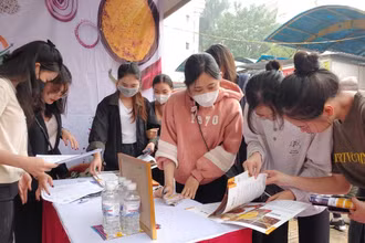 Đông đảo sinh viên tìm hiểu về cơ hội việc làm tại các doanh nghiệp tham gia ngày hội. (Ảnh: TRUNG HƯNG)
