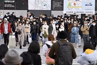 Người dân trên đường phố Tokyo, Nhật Bản. (Ảnh: Kyodo/TTXVN)