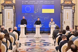 Tổng thống Ukraine Volodymyr Zelensky (giữa), Chủ tịch Ủy ban châu Âu Ursula von der Leyen (phải), Chủ tịch Hội đồng châu Âu Charles Michel (trái) tại cuộc họp báo ở Kiev, Ukraine, ngày 3/2/2023. (Ảnh: AFP/TTXVN)