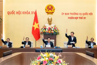 Lãnh đạo Quốc hội biểu quyết thông qua việc sắp xếp, thành lập các phường thuộc thị xã Gò Công và thành lập thành phố Gò Công, tỉnh Tiền Giang, tại Phiên họp thứ 31 của Ủy ban Thường vụ Quốc hội. (Ảnh: quochoi.vn)