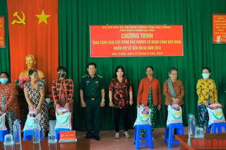 Bộ đội Biên phòng tỉnh Sóc Trăng tặng quà cho các gia đình khó khăn vùng biên giới biển của tỉnh.