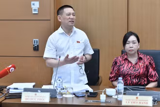 Bộ trưởng Tài chính Hồ Đức Phớc phát biểu tại phiên thảo luận Tổ 8. (Ảnh: ĐĂNG KHOA)