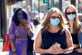 Người dân Mỹ đeo khẩu trang bảo vệ trên đường phố Los Angeles, California, Mỹ. (Ảnh: Reuters)