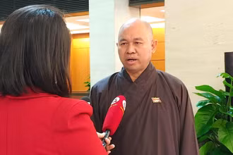 Thượng tọa Thích Đức Thiện - Đại biểu Quốc hội tỉnh Điện Biên trao đổi bên hành lang Quốc hội. (Ảnh: TRUNG HƯNG)