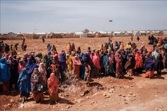 Người dân chờ nhận hàng viện trợ tại một trại tị nạn ở Baidoa, Somalia. (Ảnh tư liệu: AFP/TTXVN)
