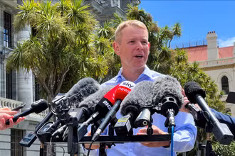Ông Chris Hipkins phát biểu với báo giới bên ngoài tòa nhà Quốc hội New Zealand ở Wellington, New Zealand, ngày 21/1/2023. (Ảnh: Reuters)