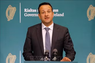Thủ tướng Ireland Leo Varadkar trong cuộc họp báo tại Dublin ngày 10/4/2020. (Ảnh: AFP/TTXVN)