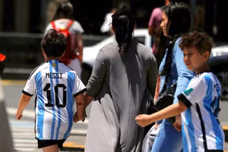 Adidas ghi nhận nhu cầu tăng cao bất thường trên toàn cầu đối với áo thi đấu của tuyển Argentina. (Ảnh: Reuters)