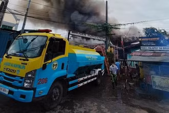 Lực lượng cứu hỏa được triển khai tới dập đám cháy tại thành phố Muntinlupa, Philippines. (Nguồn: Inquirer)