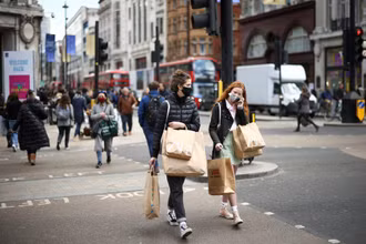 Người dân Anh đi mua sắm trên phố Oxford, London, Anh. (Ảnh: Reuters)