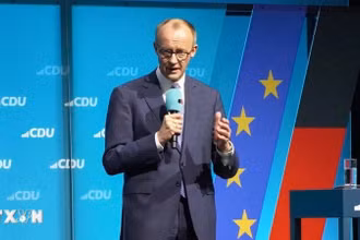 Lãnh đạo đảng Liên minh Dân chủ/Xã hội Cơ đốc giáo (CDU/CSU) Đức Friedrich Merz phát biểu vận động cử tri trước cuộc bầu cử Quốc hội tại Berlin, ngày 23/2/2025. (Ảnh: Kyodo/TTXVN)