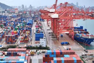 Các container được vận chuyển tại cảng Liên Vân Cảng ở tỉnh Giang Tô, Trung Quốc, ngày 17/10/2024. (Ảnh: China Daily/Reuters)